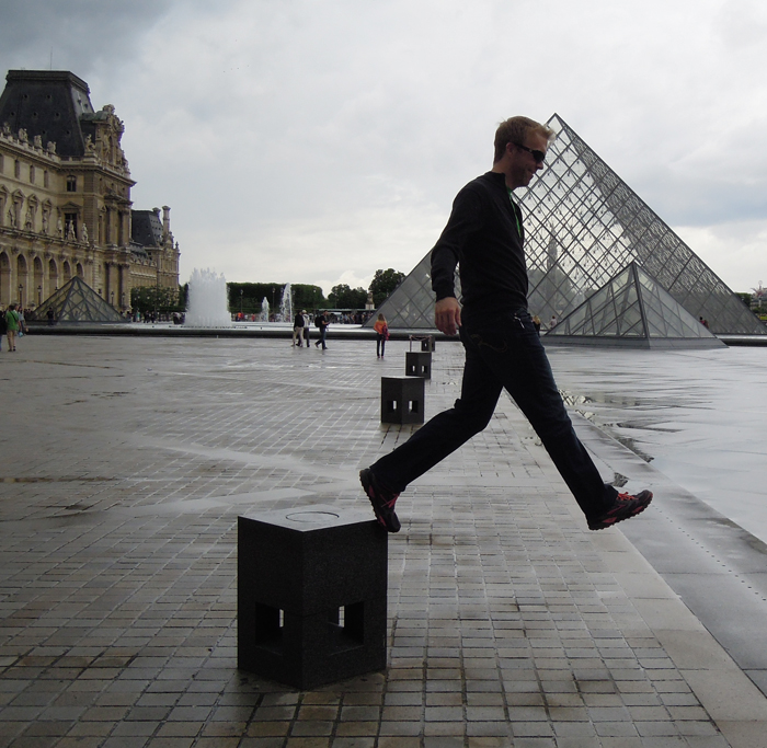 Walking_at_the_Louvre_2449